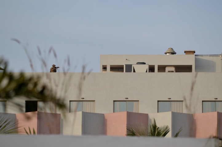 Ranskan turvallisuusjoukot tarkastivat hotellin huoneet ja katon hyökkäyksen päätteeksi.